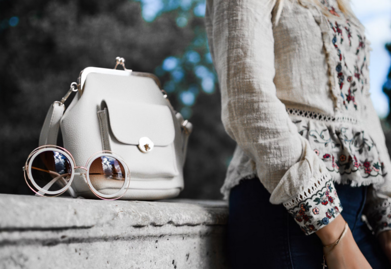 Vintage Fashion: How to Incorporate Retro Pieces into Your Wardrobe